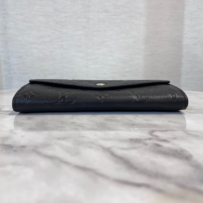 LV黑牛皮壓紋Sarah下蓋16卡長夾-2