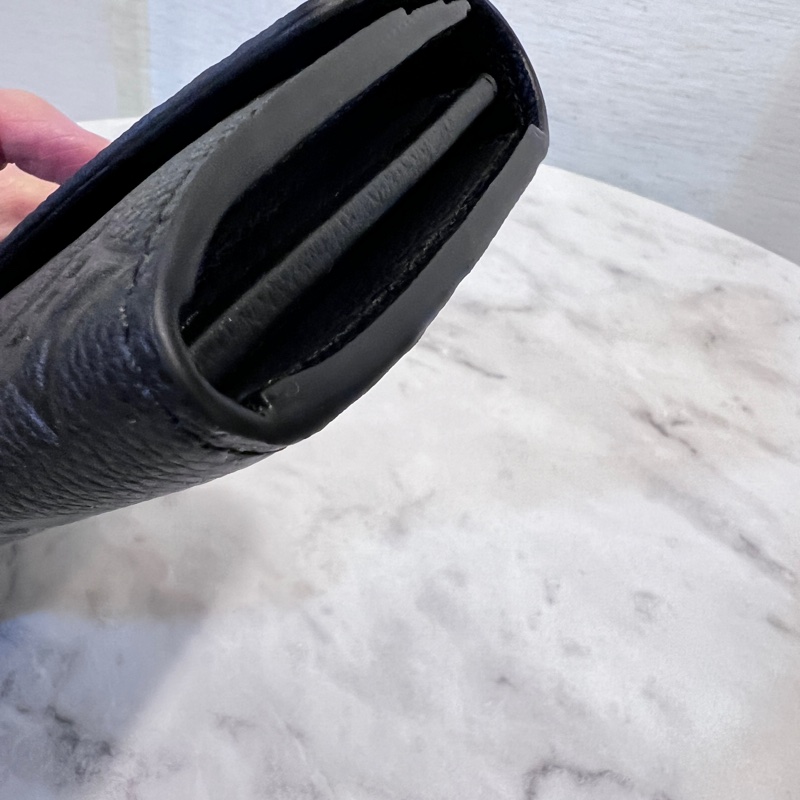 LV黑牛皮壓紋Sarah下蓋16卡長夾-6