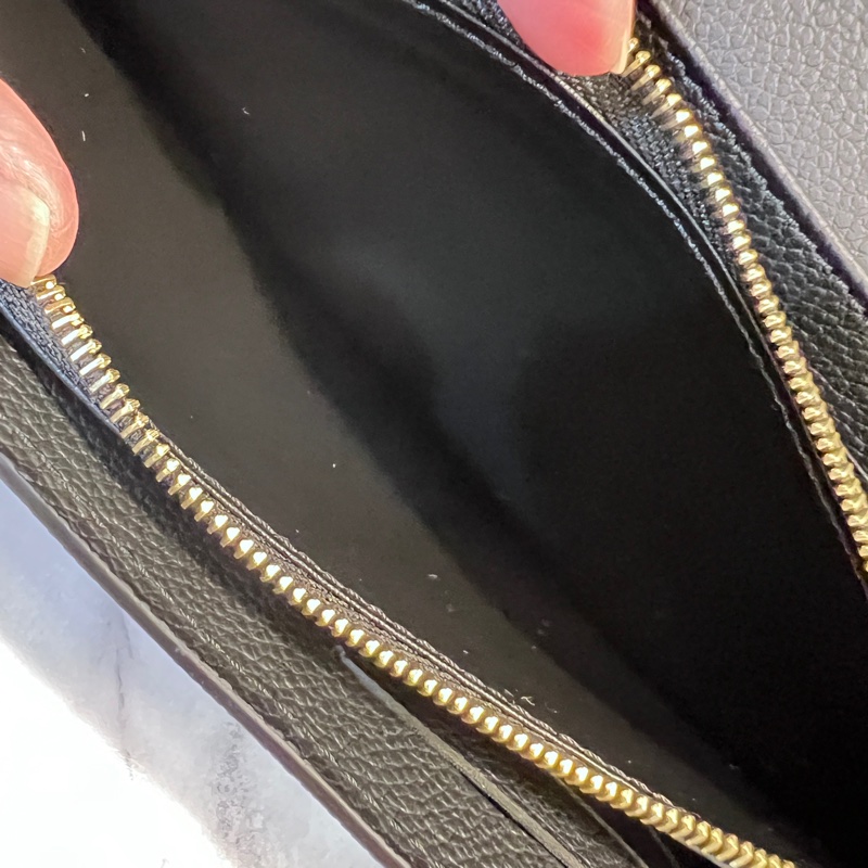 LV黑牛皮壓紋Sarah下蓋16卡長夾-12