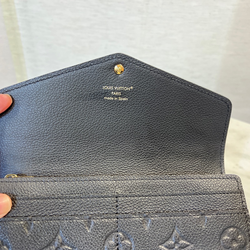 LV黑牛皮壓紋Sarah下蓋16卡長夾-14
