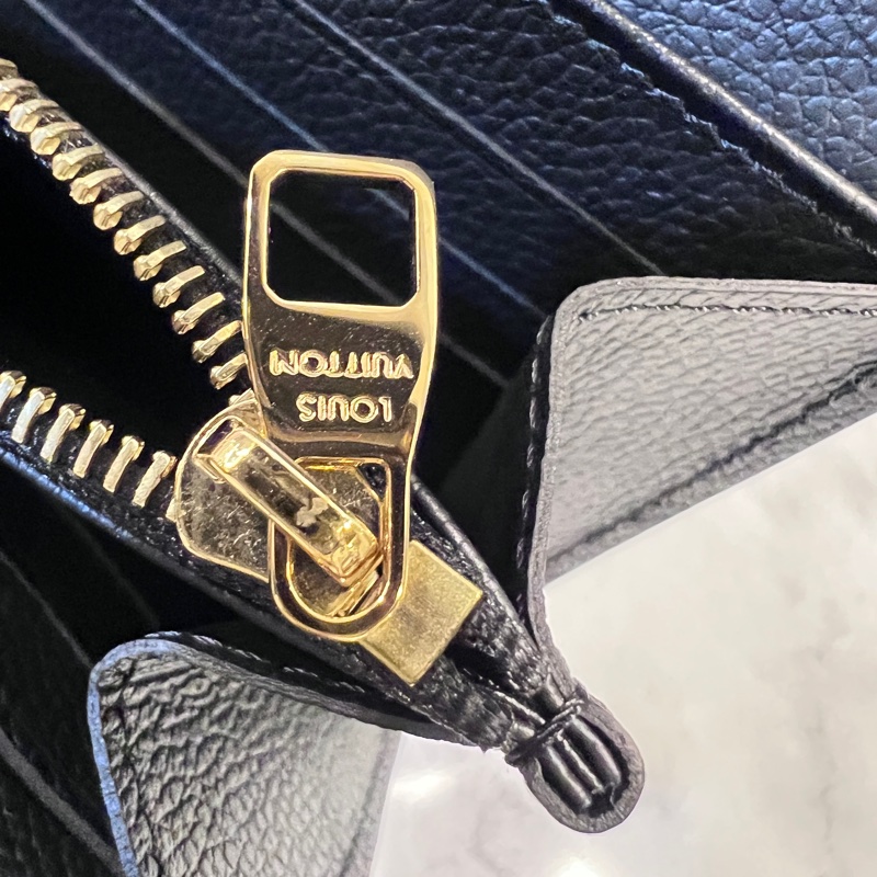 LV黑牛皮壓紋Sarah下蓋16卡長夾-15