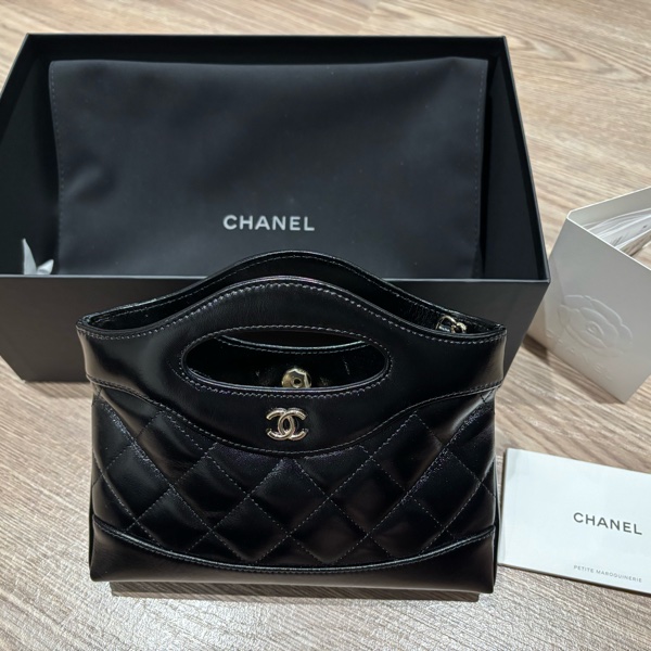 CHANEL 香奈兒 31Bag Nano黑色油蠟皮-10