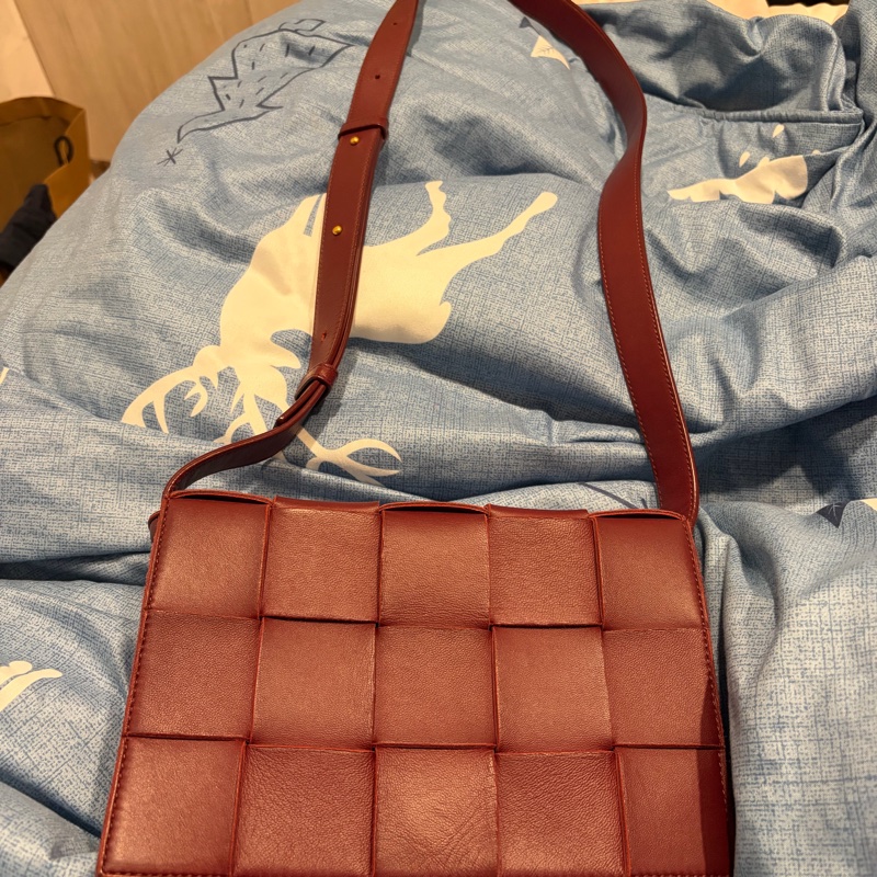 BV Cassette 波爾多紅 斜背 肩背包-6