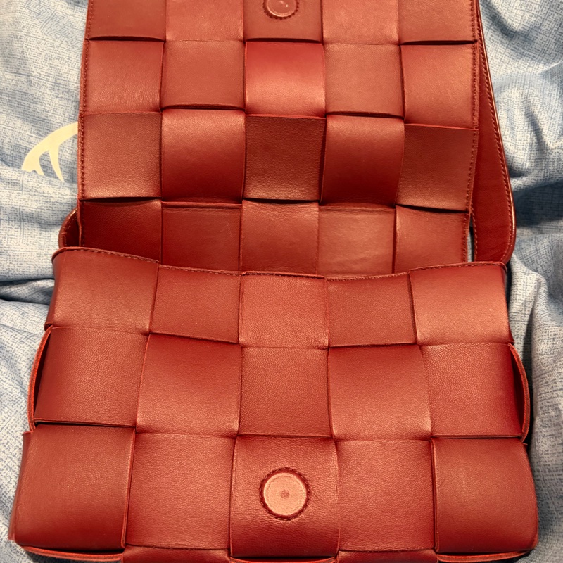 BV Cassette 波爾多紅 斜背 肩背包-10