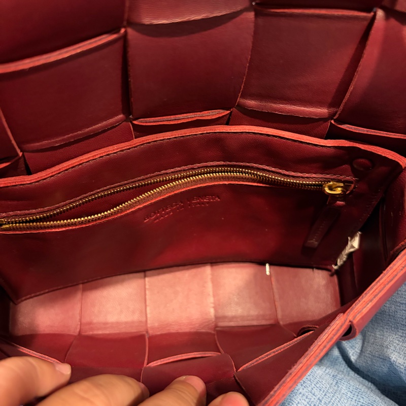 BV Cassette 波爾多紅 斜背 肩背包-11