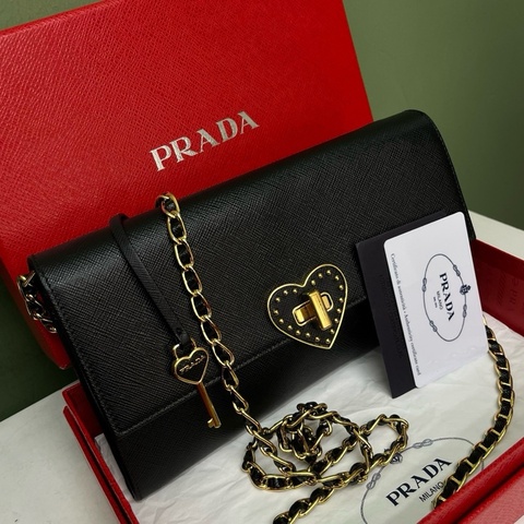 Prada普拉達桃心鏈條包