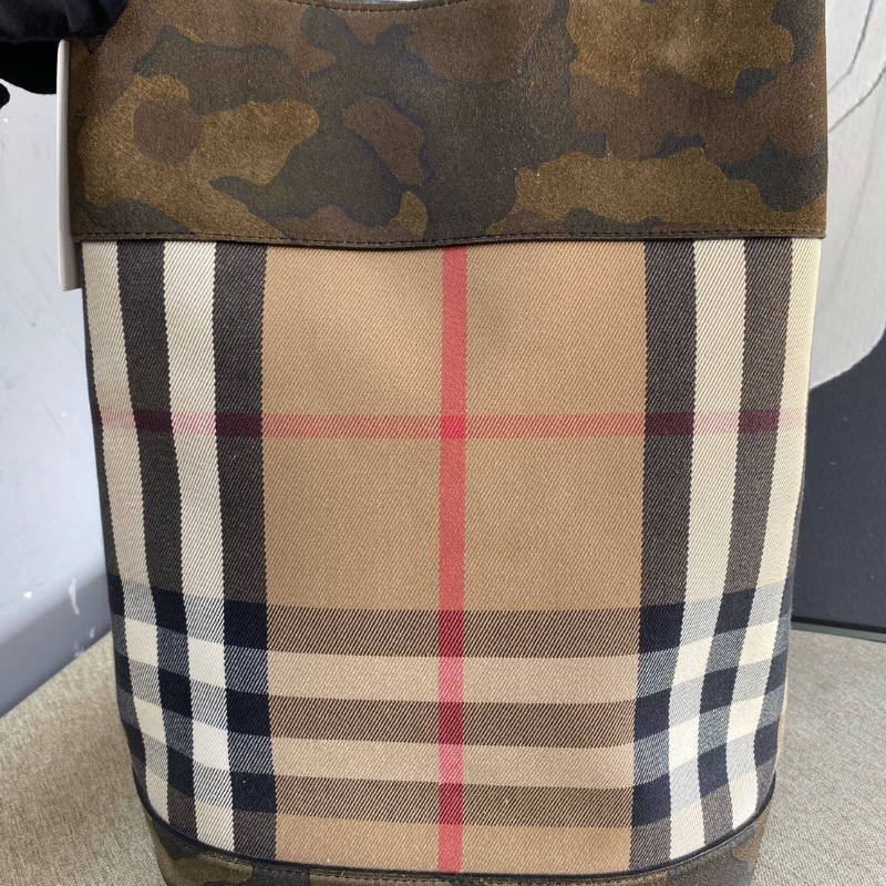 Burberry 格紋迷彩水桶包  帆布拼皮 金扣26.5*36*19 98新配件塵袋 子包-4