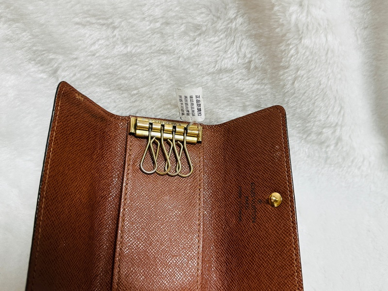 LV老花四孔金釦鑰匙包-17