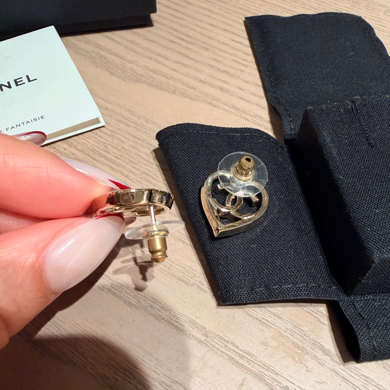 CHANEL 愛心簍空耳環 / 銀-1