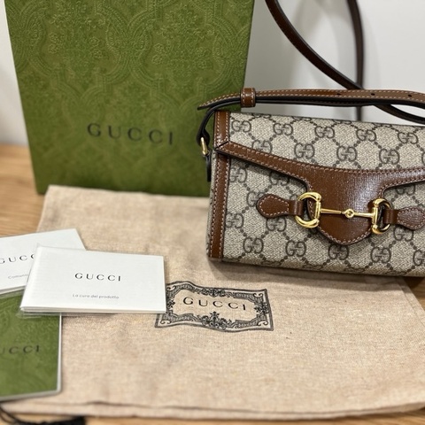 Gucci 1955 Hirsebit馬鞍扣斜背包（鳥木色）