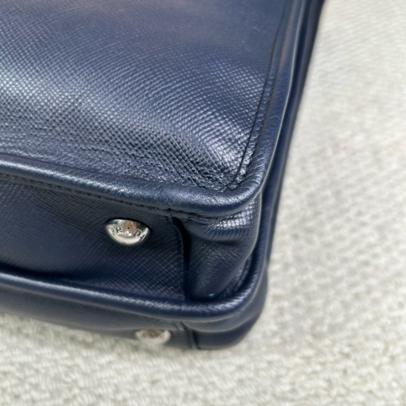 普拉達PRADA 藍色豎款公文包托特包 有肩帶 可單肩可斜挎可手提 牛皮材質 經典三角logo 容量大 實用性強 商務休閒都合適-11
