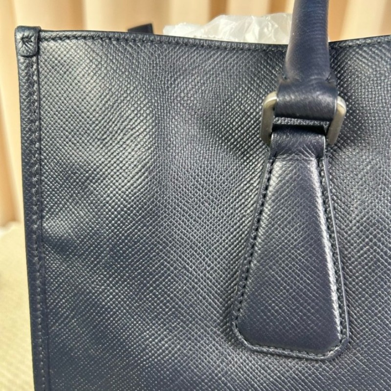 普拉達PRADA 藍色豎款公文包托特包 有肩帶 可單肩可斜挎可手提 牛皮材質 經典三角logo 容量大 實用性強 商務休閒都合適-13