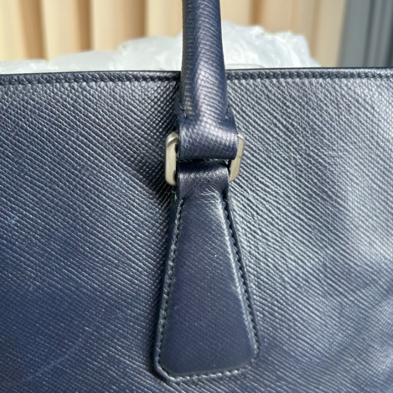 普拉達PRADA 藍色豎款公文包托特包 有肩帶 可單肩可斜挎可手提 牛皮材質 經典三角logo 容量大 實用性強 商務休閒都合適-16