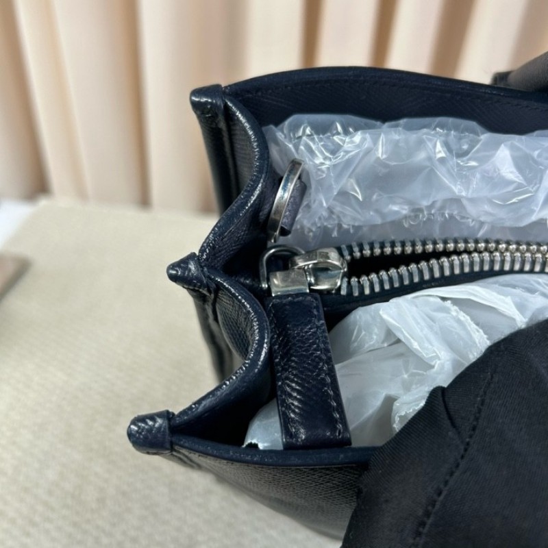 普拉達PRADA 藍色豎款公文包托特包 有肩帶 可單肩可斜挎可手提 牛皮材質 經典三角logo 容量大 實用性強 商務休閒都合適-23