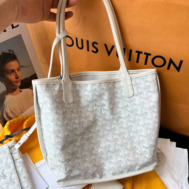 【法鬥聯盟舉手🤚🏻❤️限量稀有✨愛他就背他上身】Goyard限量款法鬥迷你購物袋 白色｜子母包｜托特包｜手提包-1