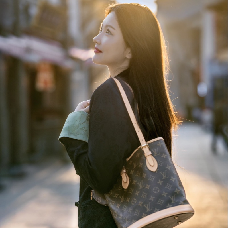 【97新 ✨ 全網最低價！】LV水桶包 小號 經典永不過時-1