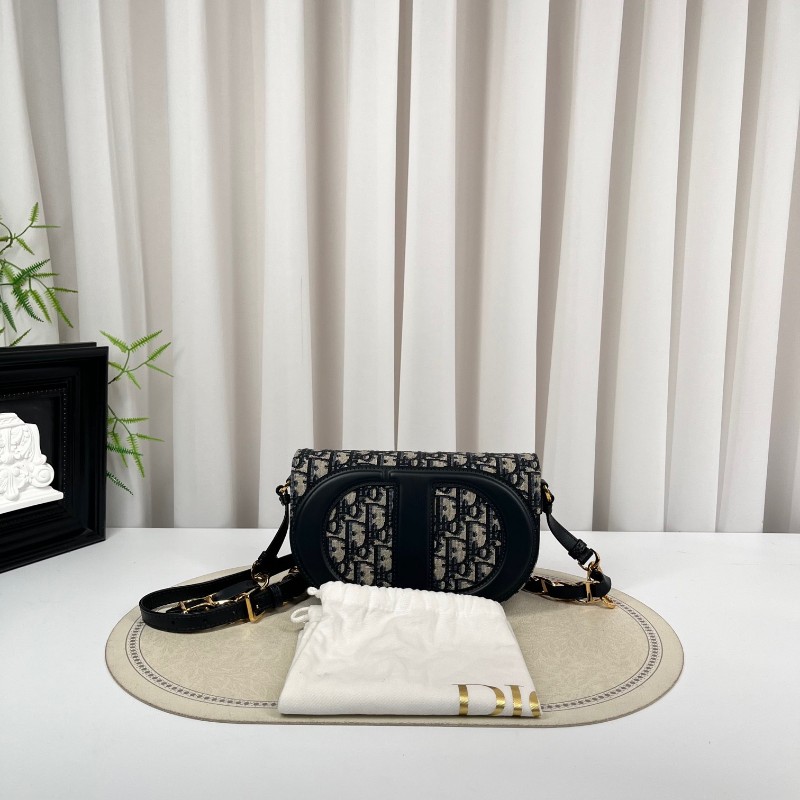 DIOR迪奧 SIGNATURE 新款老花豬鼻子鏈條包腋下包斜挎包馬鞍包 超級時尚的一款 包型挺括 經典百搭-0