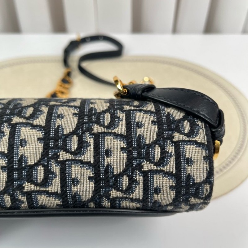 DIOR迪奧 SIGNATURE 新款老花豬鼻子鏈條包腋下包斜挎包馬鞍包 超級時尚的一款 包型挺括 經典百搭-9