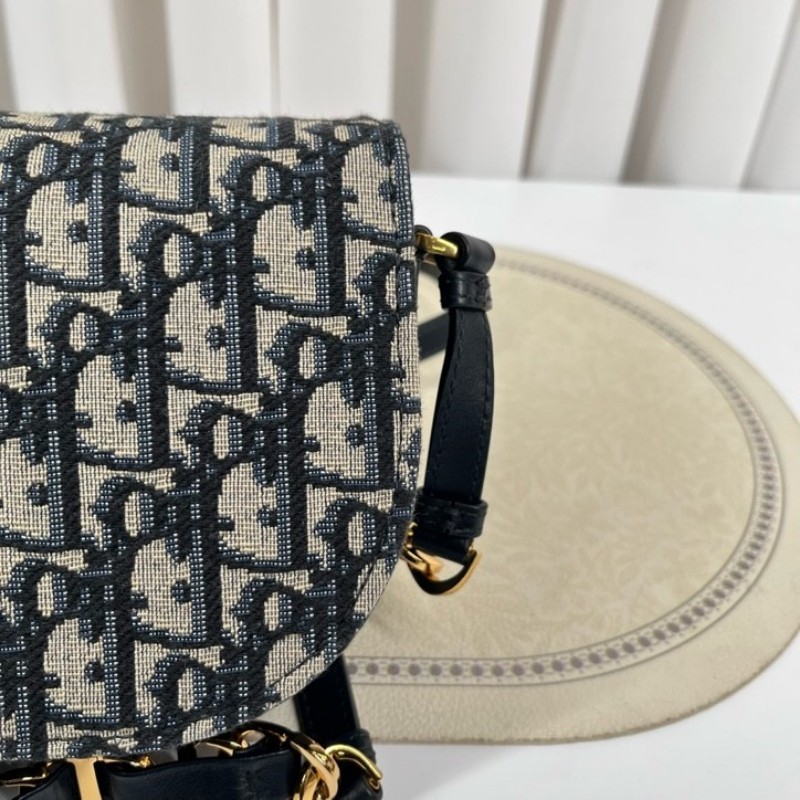 DIOR迪奧 SIGNATURE 新款老花豬鼻子鏈條包腋下包斜挎包馬鞍包 超級時尚的一款 包型挺括 經典百搭-10