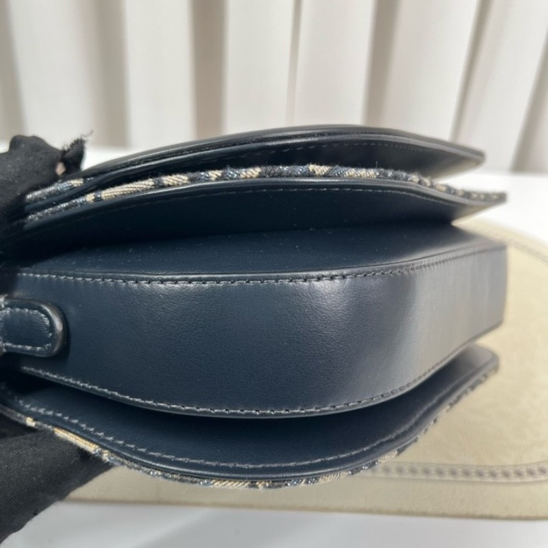 DIOR迪奧 SIGNATURE 新款老花豬鼻子鏈條包腋下包斜挎包馬鞍包 超級時尚的一款 包型挺括 經典百搭-11