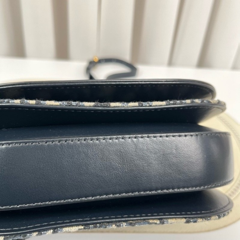 DIOR迪奧 SIGNATURE 新款老花豬鼻子鏈條包腋下包斜挎包馬鞍包 超級時尚的一款 包型挺括 經典百搭-12