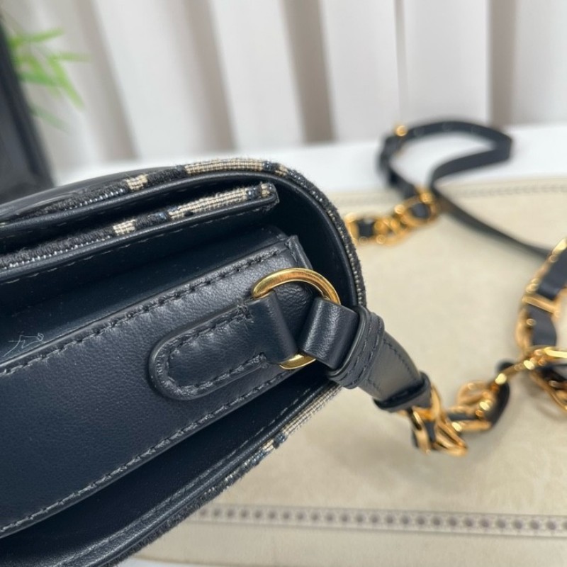 DIOR迪奧 SIGNATURE 新款老花豬鼻子鏈條包腋下包斜挎包馬鞍包 超級時尚的一款 包型挺括 經典百搭-14