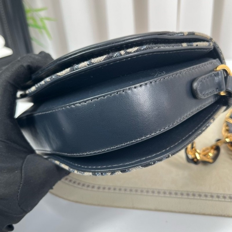 DIOR迪奧 SIGNATURE 新款老花豬鼻子鏈條包腋下包斜挎包馬鞍包 超級時尚的一款 包型挺括 經典百搭-15