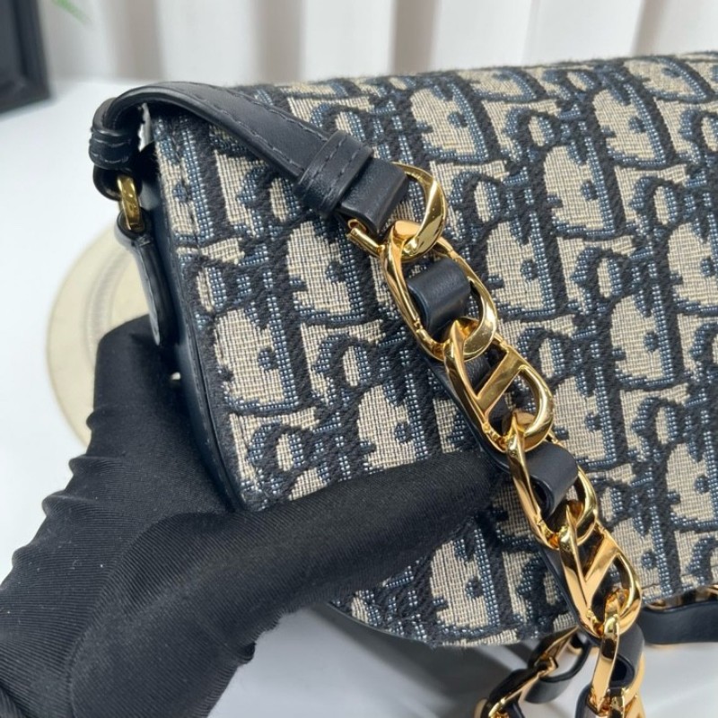 DIOR迪奧 SIGNATURE 新款老花豬鼻子鏈條包腋下包斜挎包馬鞍包 超級時尚的一款 包型挺括 經典百搭-16