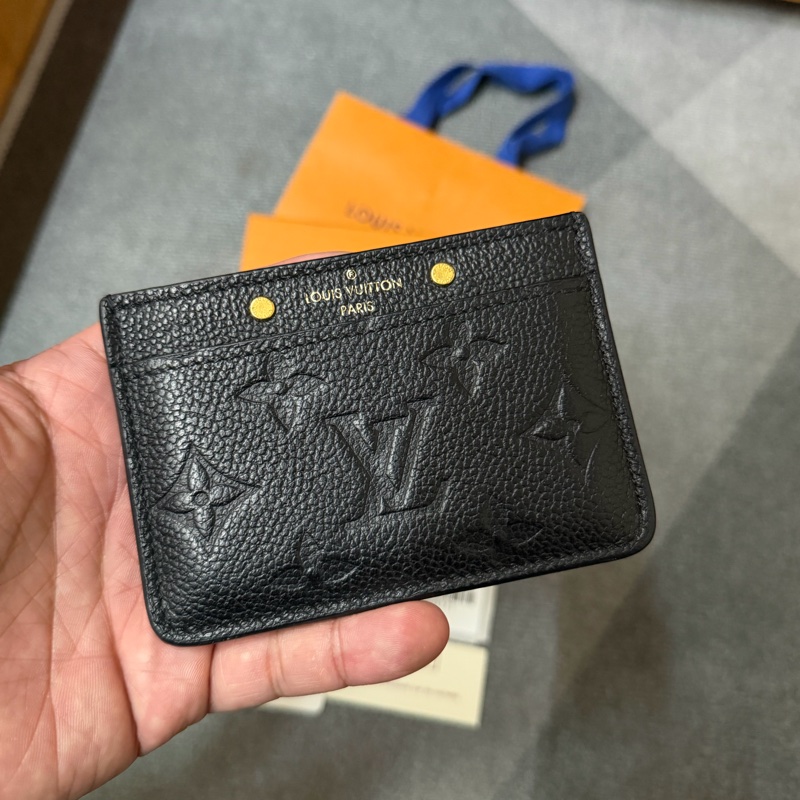 Lv 黑色老花壓紋名片夾（M69171）-2