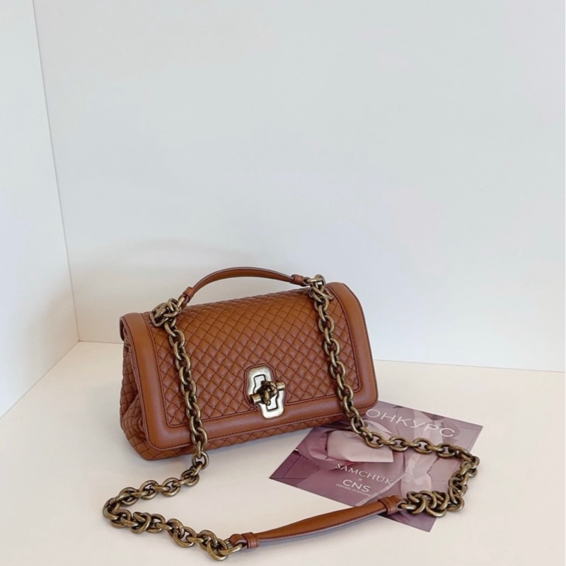 BV葆蝶家 Olimpia Knot焦糖色全皮繩結扣元寶鏈條包-0