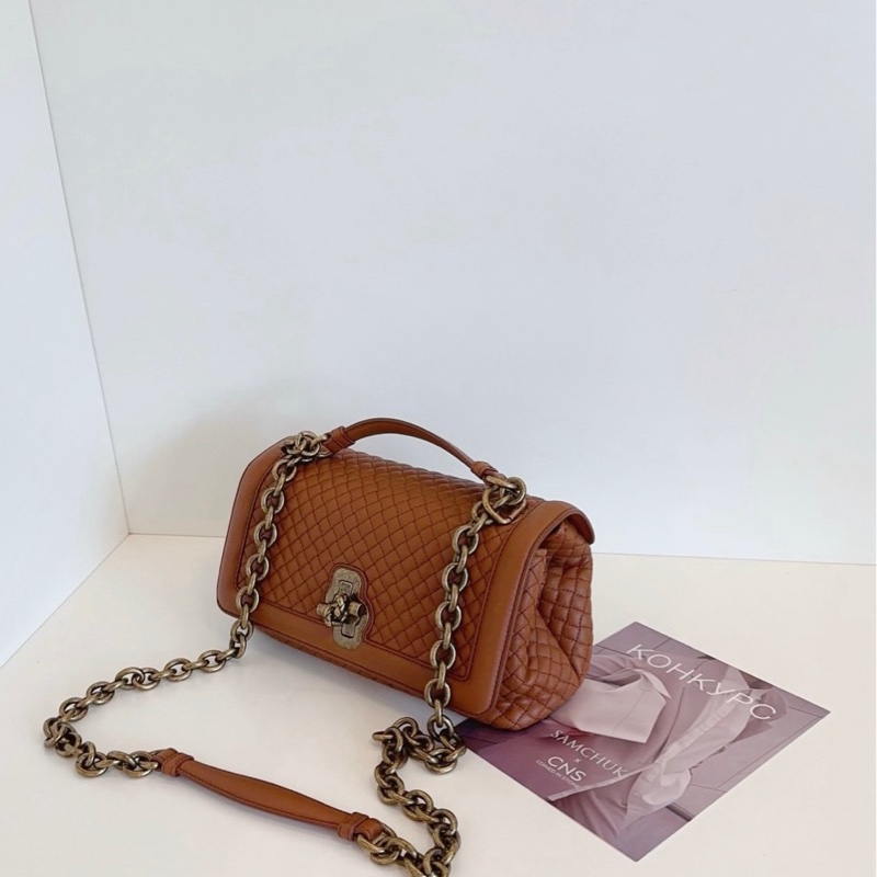 BV葆蝶家 Olimpia Knot焦糖色全皮繩結扣元寶鏈條包-1