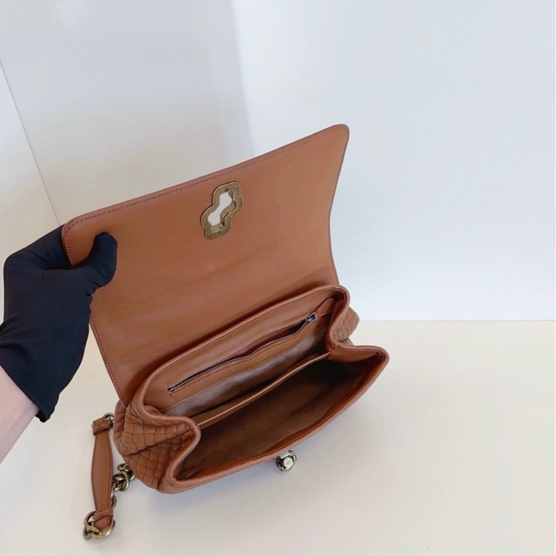 BV葆蝶家 Olimpia Knot焦糖色全皮繩結扣元寶鏈條包-5