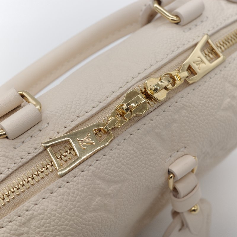 超級新配件全【CP 精選🌟小編推薦】Louis Vuitton 路易威登 Petite Malle Souple 雪白色 老花壓紋牛皮 斜掛包 肩背包-9