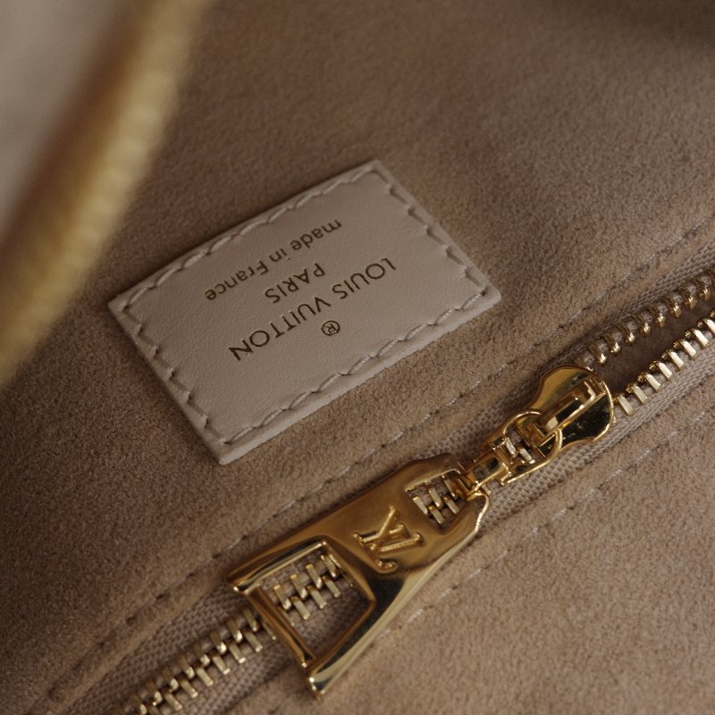 超級新配件全【CP 精選🌟小編推薦】Louis Vuitton 路易威登 Petite Malle Souple 雪白色 老花壓紋牛皮 斜掛包 肩背包-15