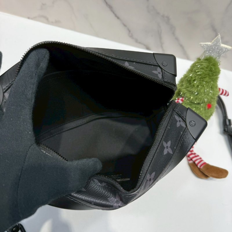 LV 全新Soft Trunk黑花軟箱包-4
