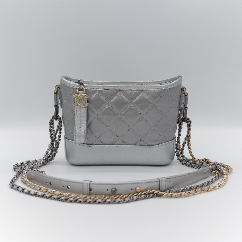 Chanel香奈兒 Gabrielle Hobo 金屬銀色 小牛皮 小型流浪包 肩背包 側背包-2