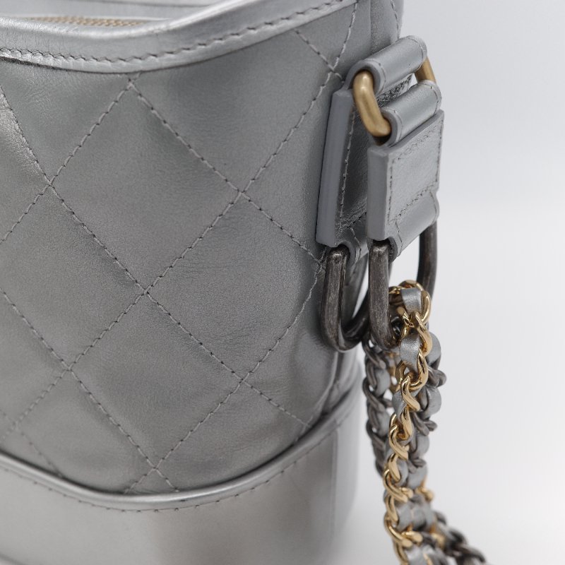 Chanel香奈兒 Gabrielle Hobo 金屬銀色 小牛皮 小型流浪包 肩背包 側背包-8