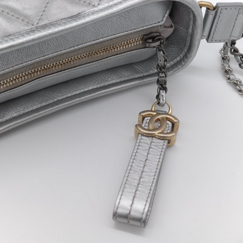 Chanel香奈兒 Gabrielle Hobo 金屬銀色 小牛皮 小型流浪包 肩背包 側背包-15