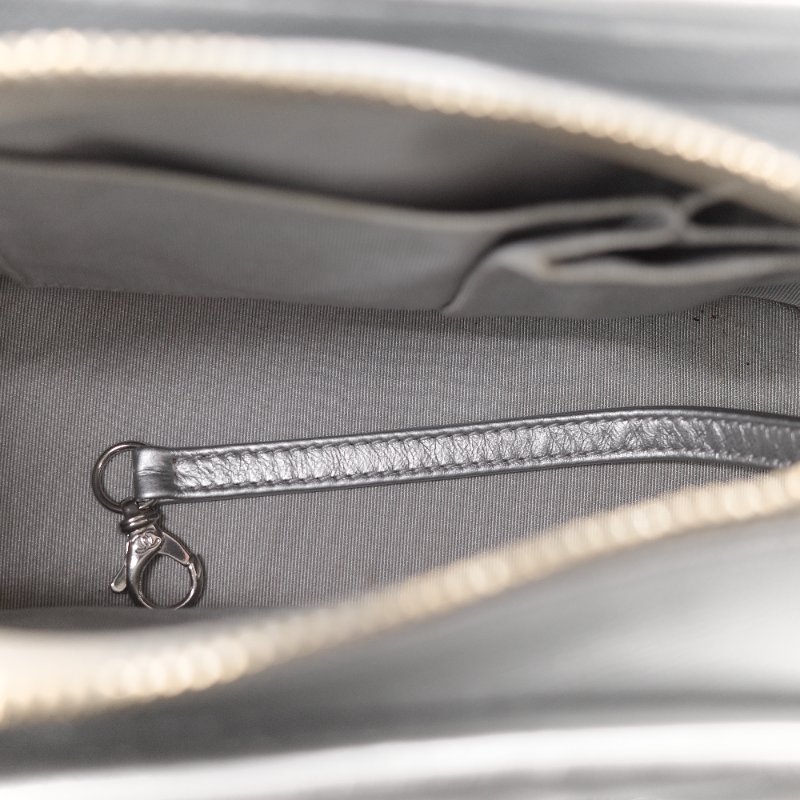 Chanel香奈兒 Gabrielle Hobo 金屬銀色 小牛皮 小型流浪包 肩背包 側背包-19