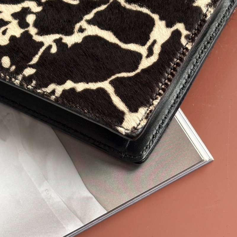 ::VERSACE:: 凡賽斯 黑皮革 黑白馬毛掀蓋斜背包 手拿包-4