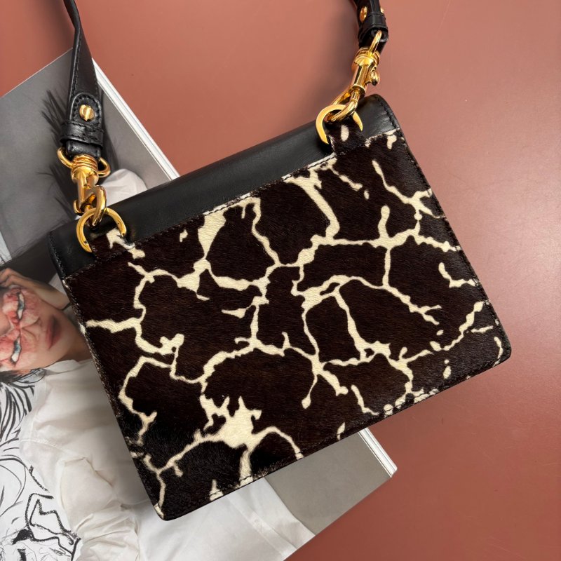 ::VERSACE:: 凡賽斯 黑皮革 黑白馬毛掀蓋斜背包 手拿包-6