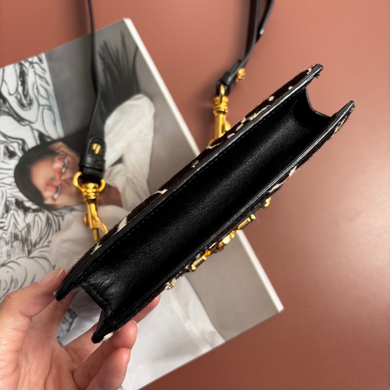 ::VERSACE:: 凡賽斯 黑皮革 黑白馬毛掀蓋斜背包 手拿包-7