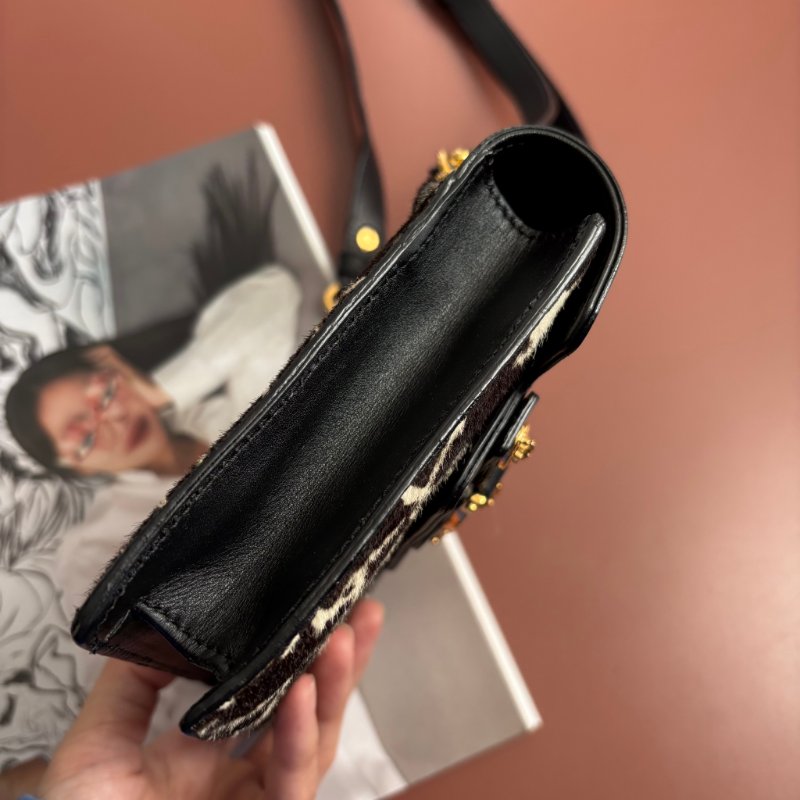 ::VERSACE:: 凡賽斯 黑皮革 黑白馬毛掀蓋斜背包 手拿包-8