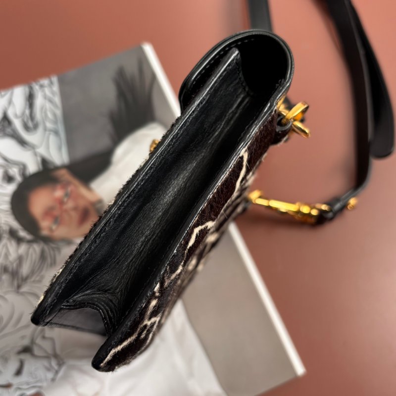 ::VERSACE:: 凡賽斯 黑皮革 黑白馬毛掀蓋斜背包 手拿包-9