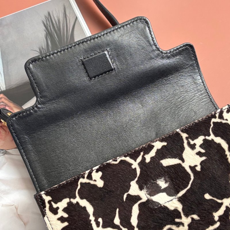 ::VERSACE:: 凡賽斯 黑皮革 黑白馬毛掀蓋斜背包 手拿包-16