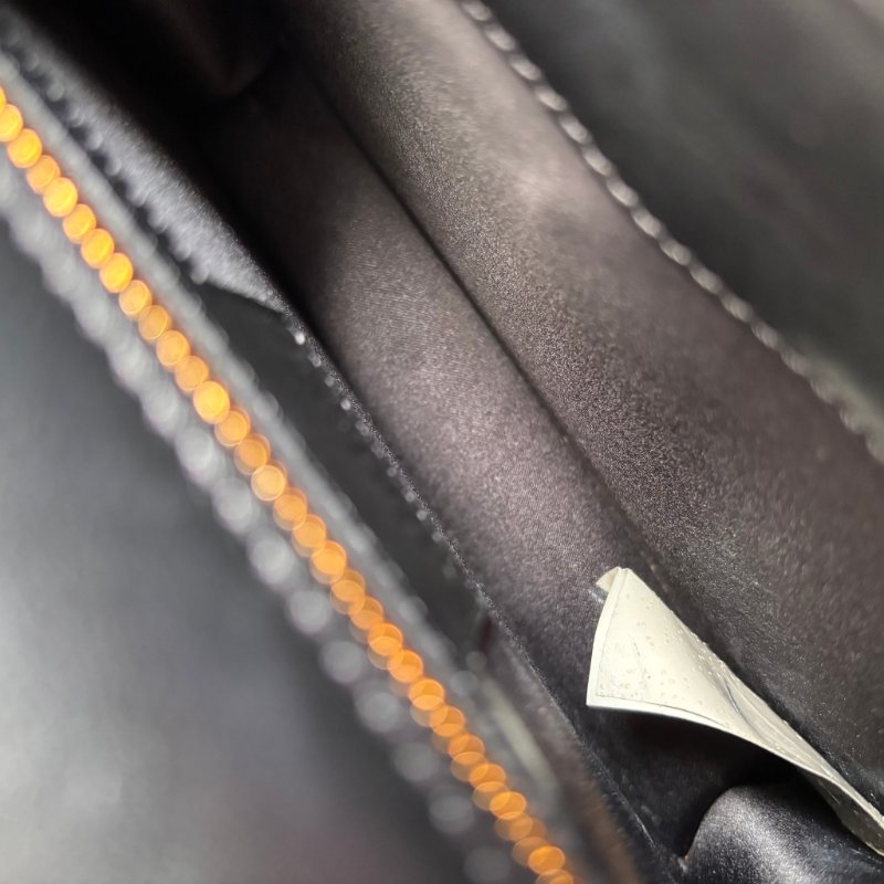 ::VERSACE:: 凡賽斯 黑皮革 黑白馬毛掀蓋斜背包 手拿包-20