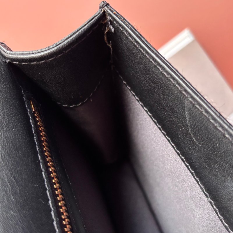 ::VERSACE:: 凡賽斯 黑皮革 黑白馬毛掀蓋斜背包 手拿包-22