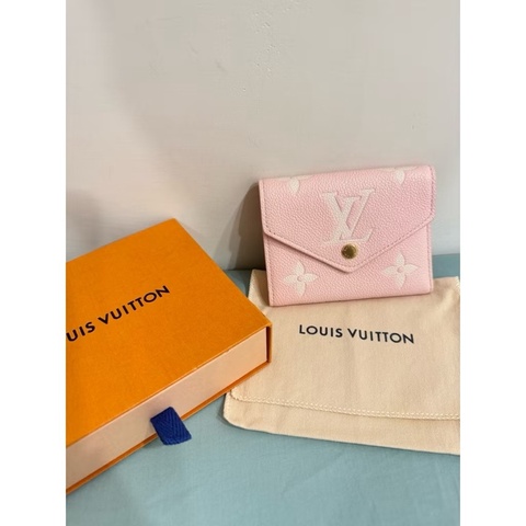 LV草莓牛奶短夾