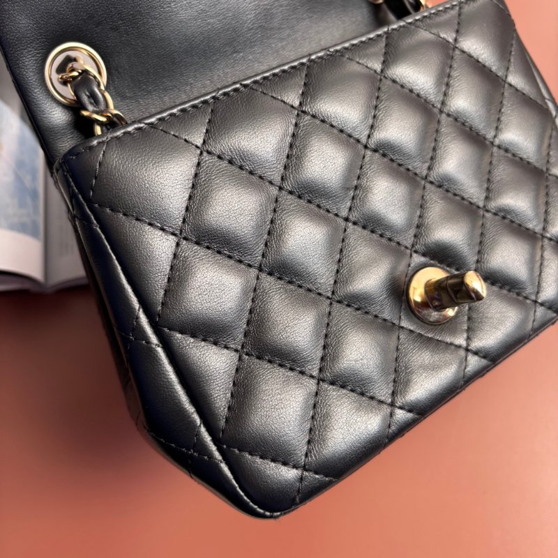 方胖 經典迷你口蓋包 ::CHANEL:: A35200黑色羊皮菱格紋淡金雙C方胖子斜背鍊包 口蓋包-8