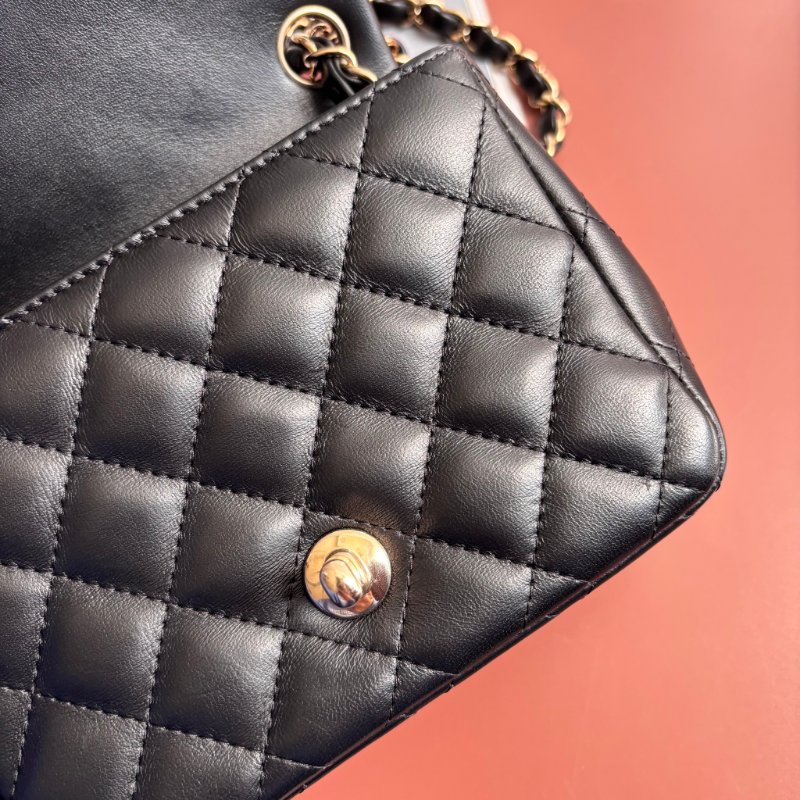 方胖 經典迷你口蓋包 ::CHANEL:: A35200黑色羊皮菱格紋淡金雙C方胖子斜背鍊包 口蓋包-9